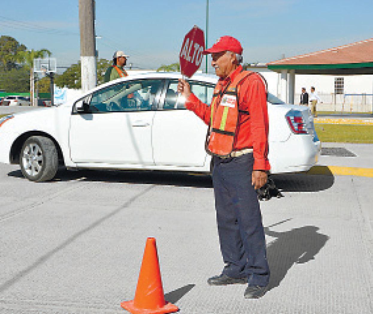 Cuidan a niños, no les pagan