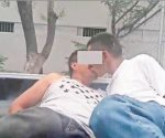 Obligan polis a besarse en la boca a borrachitos
