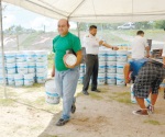 Les dan pintura para una manita a sus viviendas