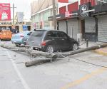 Reponen postería derrumbada por viento
