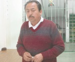 Encargado de cuidarlos los amenaza y extorsiona