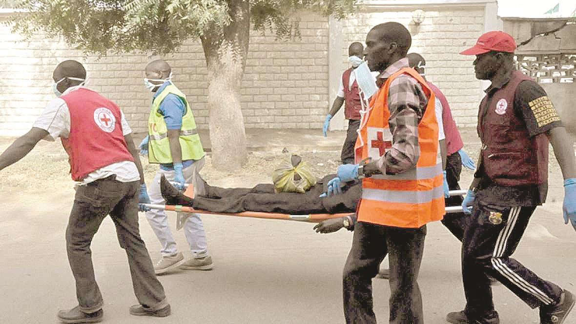 Matan nigerianas a 25 en acto suicida