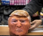 Hombre con máscara de Trump apuñala a persona