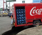 Se abre la tierra y casi traga un camión refresquero