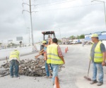 Aprovechan llantas viejas para sacar el material y tapar baches