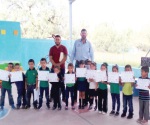 Dan reconocimientos a niños de preescolar