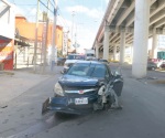 Abandonan auto chocado en el Broncos par de ebrias