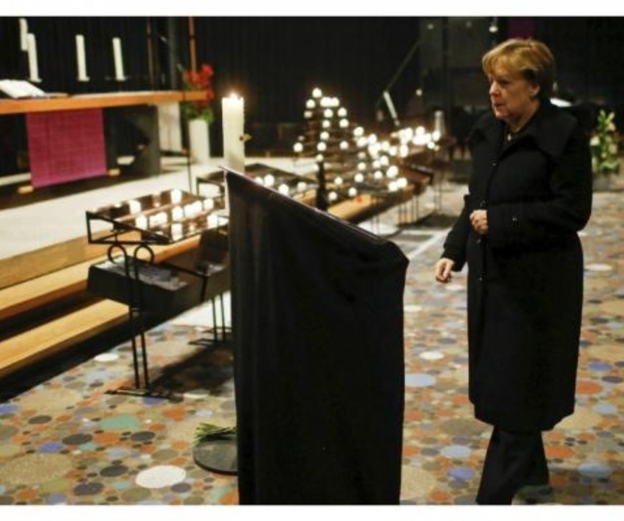 Merkel visita mercado navideño, tras ataque en Berlín