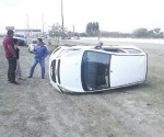 Pierde control de auto a velocidad y se vuelca