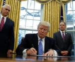Trump firma orden ejecutiva para sacar a EU del TPP