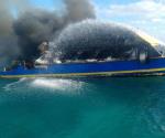 Ferry arde en llamas en zona hotelera de Cancún