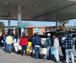 Largas filas por cierre de gasolineras