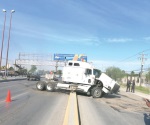 Brinca camellón y se embanca tráiler