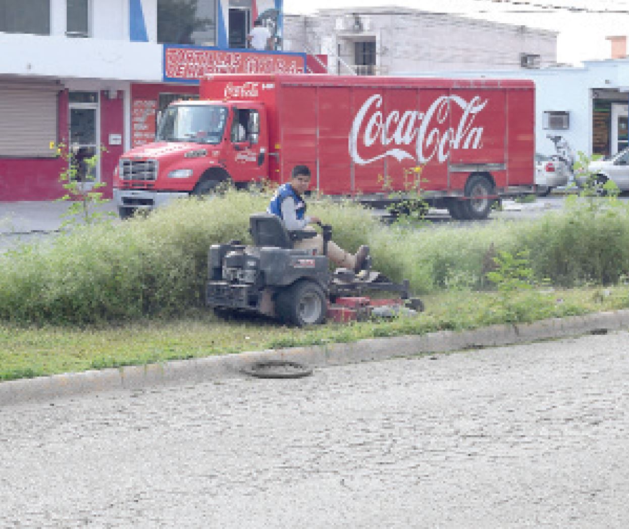 Arreglan lámparas y tapan los baches