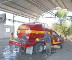 Poncha llantas afecta camión de los bomberos