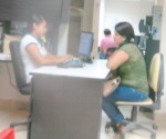 La pica ladrón cuando dormía mujer en casa