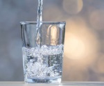 Beber agua durante las comidas, ¿engorda?