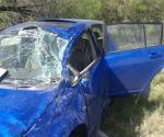 Mujer resulta lesionada en aparatosa volcadura registrada en el Ejido San Javier