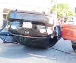 Ebrias mujeres vuelcan en auto tras carambola