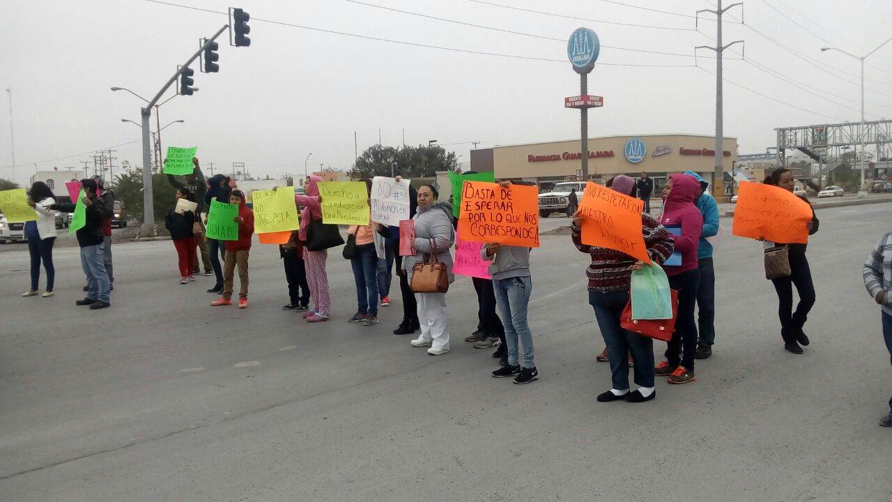 Bloquean 40 madres de familia la carretera Reynosa - San Fernando