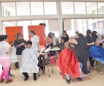 Practican alumnas de estilismo para su preparación