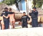 Posan policías con turistas en QR