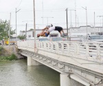 Arriesgan sus vidas con tal de divertirse en canal