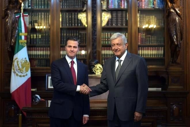 Se reúnen AMLO y EPN en Palacio Nacional