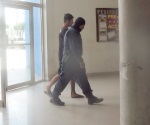 Se drogaba y molestaba a las personas en parada de micros