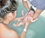 Parto en agua no arroja bebés ´anfibios´