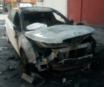 Arde coche aparcado por corto; pérdida total