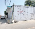Un poste los amenaza