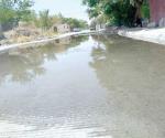 Unos sufren por no tener agua otros por fugas