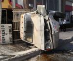 Vuelca camión al salir disparada una llanta delantera
