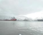 Sufre incendio nave en muelle
