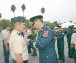 Condecoran a militares por sus años de servicio activo