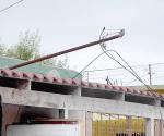 Se lleva los cables de energía de encuentro