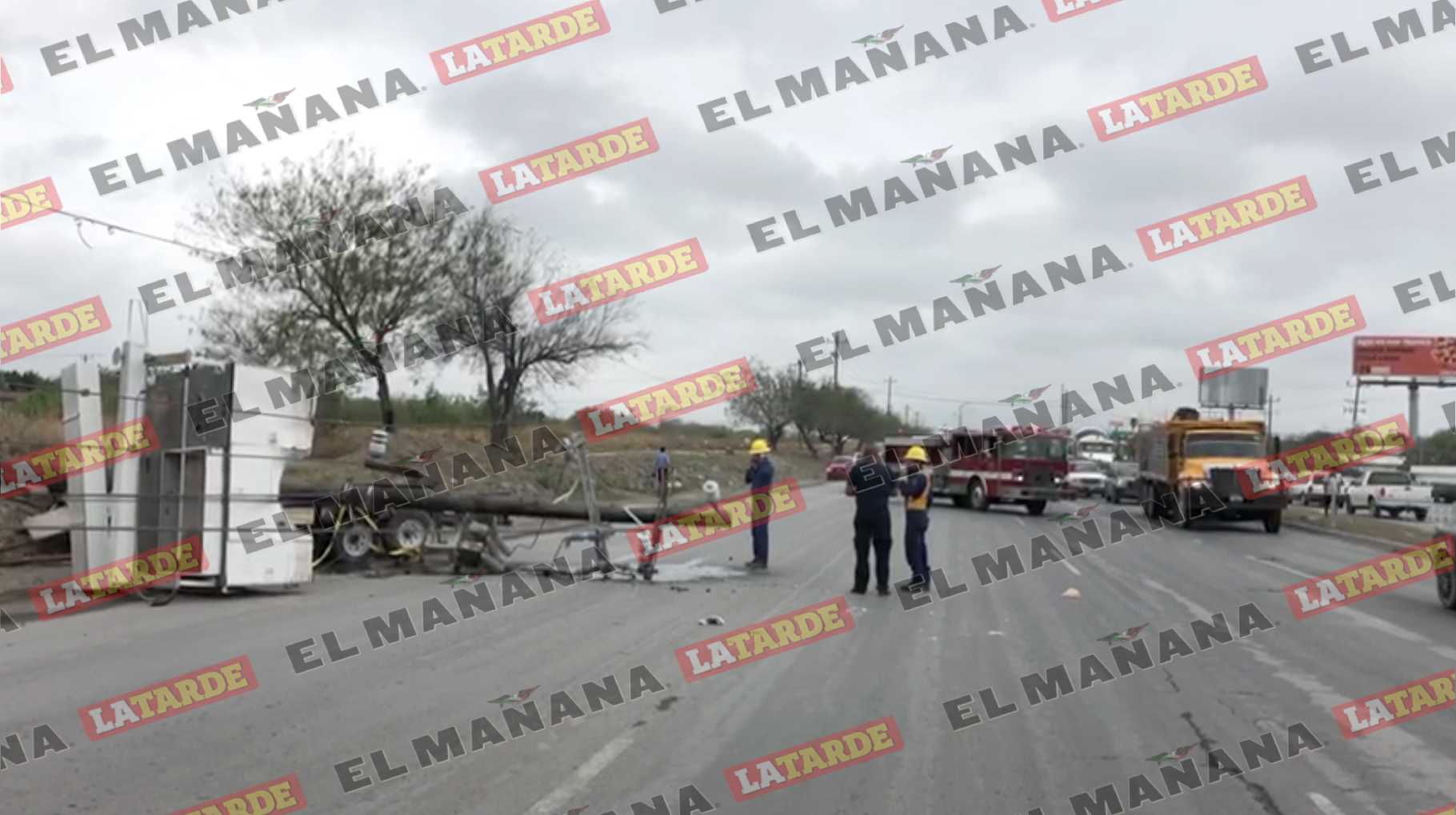 Se desprende remolque de unidad y derriba poste de CFE