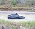Se proyecta automóvil al canal desalinizador y huye conductor
