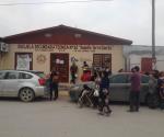 Truenan padres de familia contra director escolar