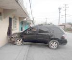 Impacta vehículo con casa