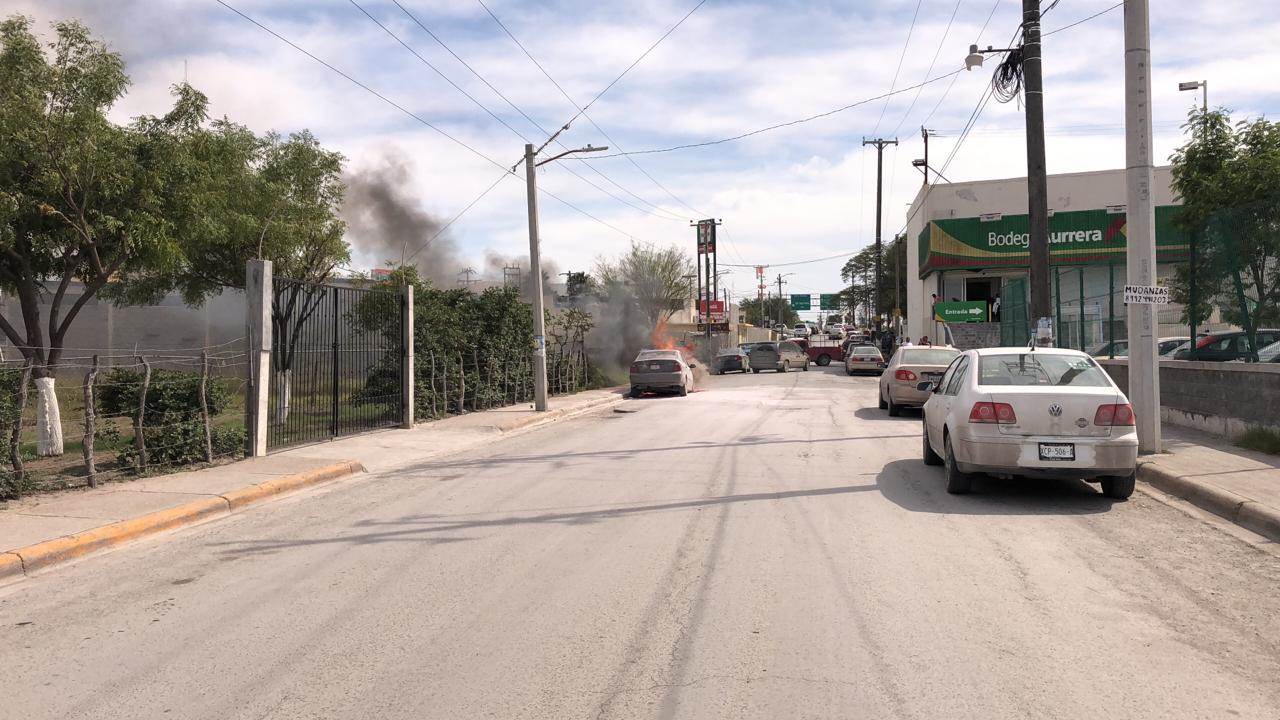 Arde en llamas vehículo estacionado