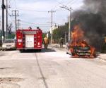 Arde en llamas automóvil estacionado