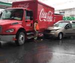 Colisiona auto contra camión