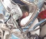 Muere prensado en brutal choque