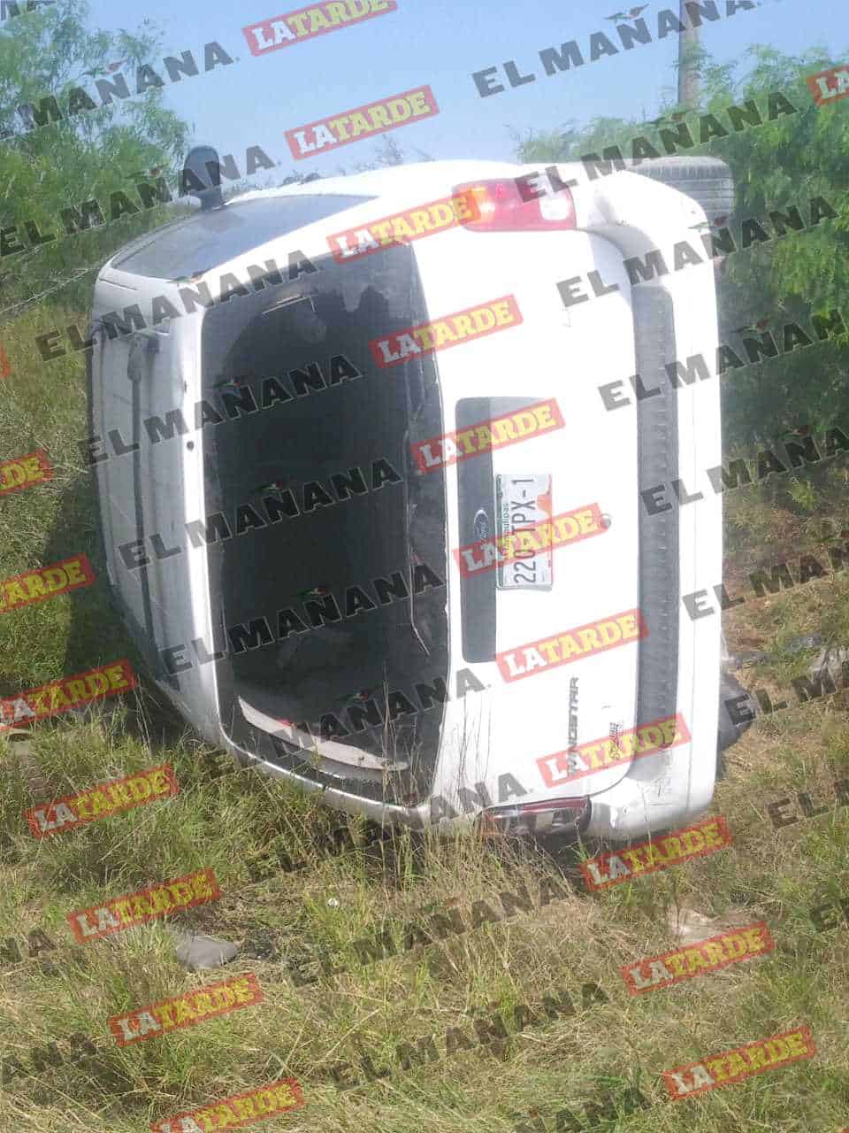 Vuelca camioneta al estallar neumático