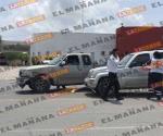 Invade carril y choca; dos lesionadas