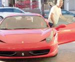 Presume "Tuca" lujoso Ferrari