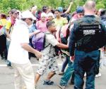 Frenan caravana de más de mil migrantes