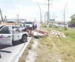 Pierde control de unidad al sufrir choque regando madera